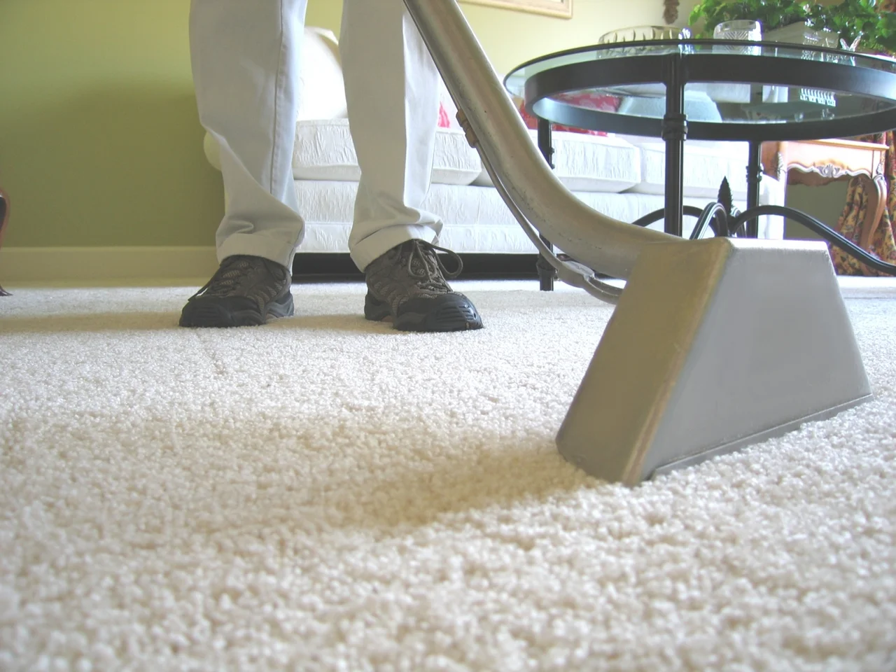 Carpet extraction wand cleaning a light-coloured carpet